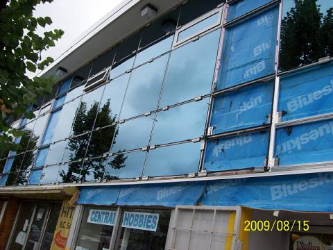 Front of the building showing the first
finishing panels. 