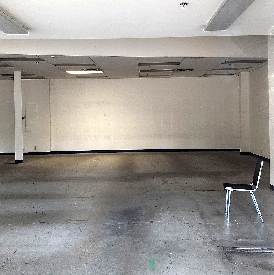  Empty Store 